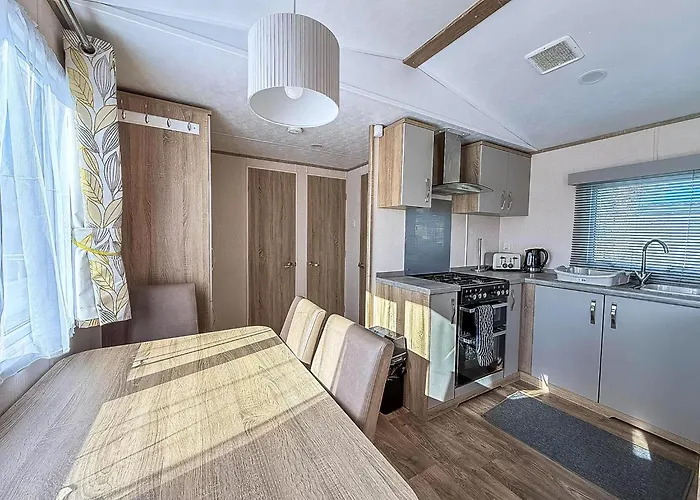 Lovely Caravan With Decking At Manor Park In Hunstanton Ref 23091T